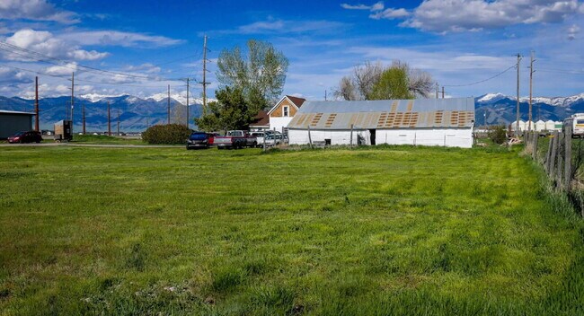 Building Photo - Beautiful 3 Bed 2 Bath on Large Property. ...