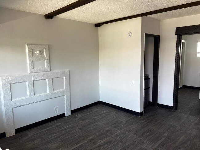 Building Photo - 2615 W Olive Ave