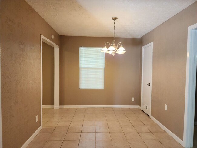 Building Photo - Newly remodeled 2 bed, 1 bath move in ready!