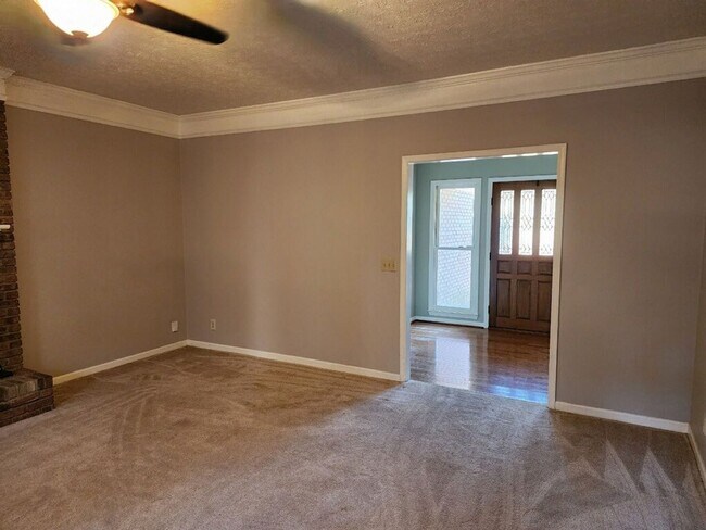Building Photo - 5 Bedroom 21/2 Bath home