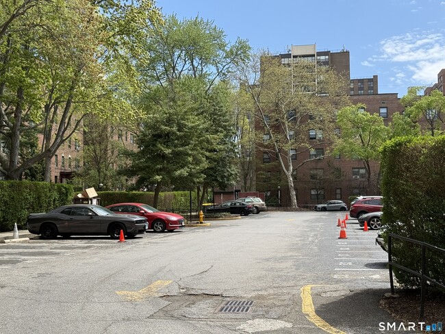 Foto del edificio - 28 Strawberry Hill Ave