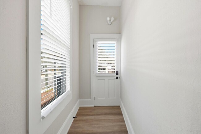 Foto del edificio - 300 E 3rd St