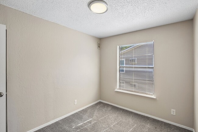 9-web-or-mls-521 Sundown Dr-S0907-009.jpg - Pleasant Grove Apartments