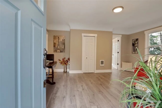 Sala de estar superior - 3819 21st Ave SW