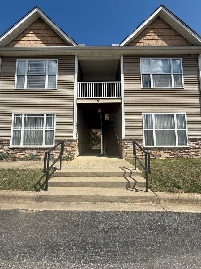 Building Photo - 10 Northbrook Pl