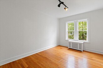 Building Photo - 1439 W Elmdale Ave