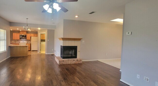Building Photo - LOVELY MOVE IN READY HOME IN NORTHEAST CLOVIS