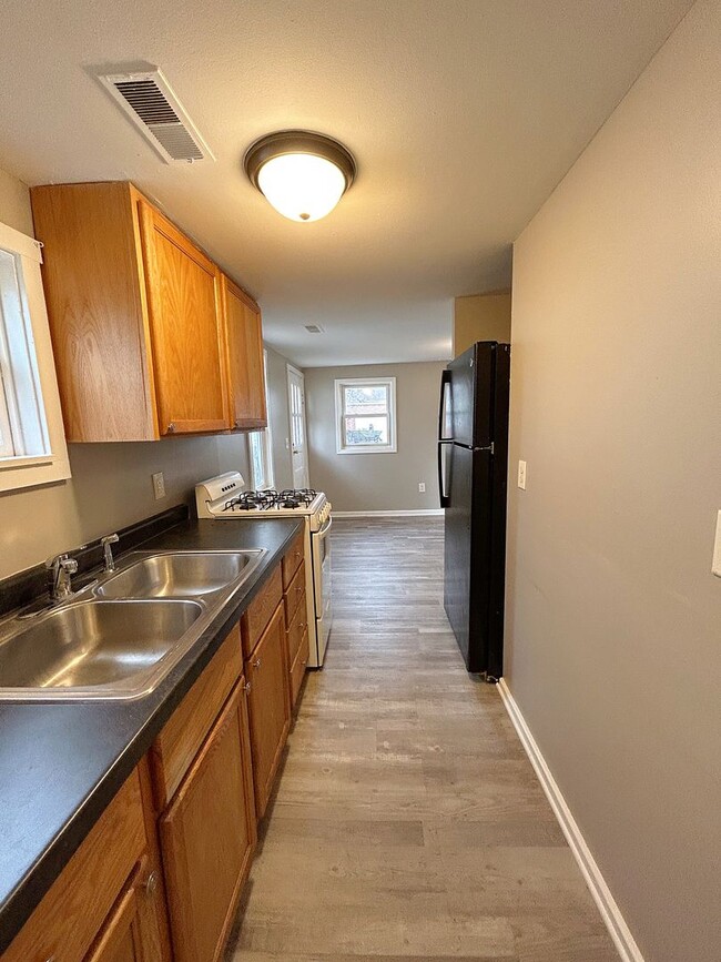 Building Photo - 2 Bedroom Close To Downtown