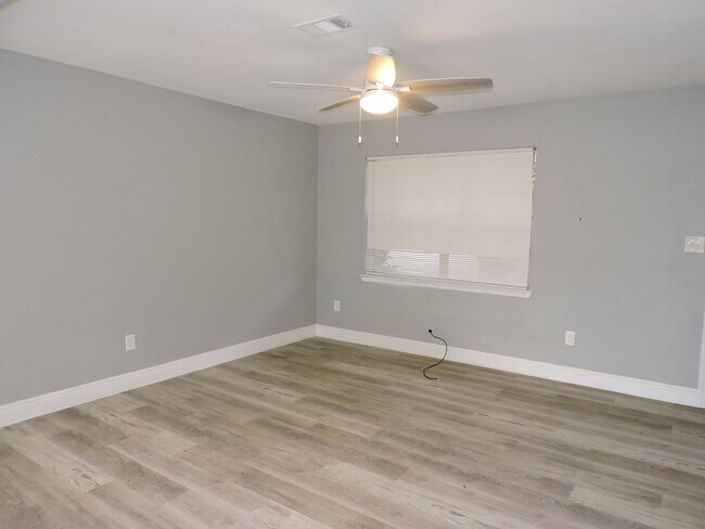 Building Photo - Beautifully updated home!