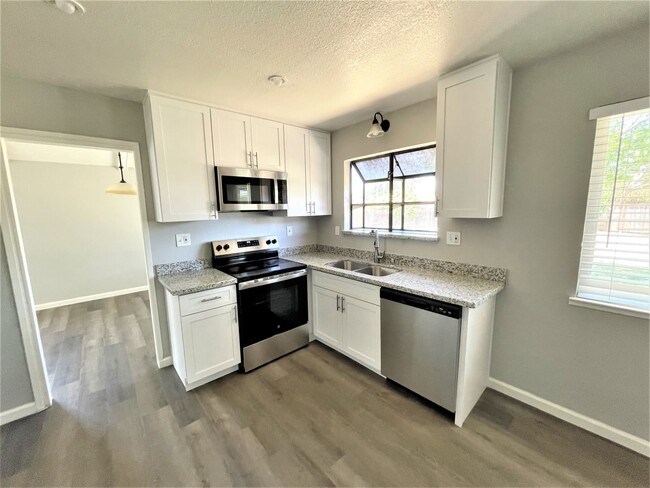 Building Photo - 550 Old River Ct