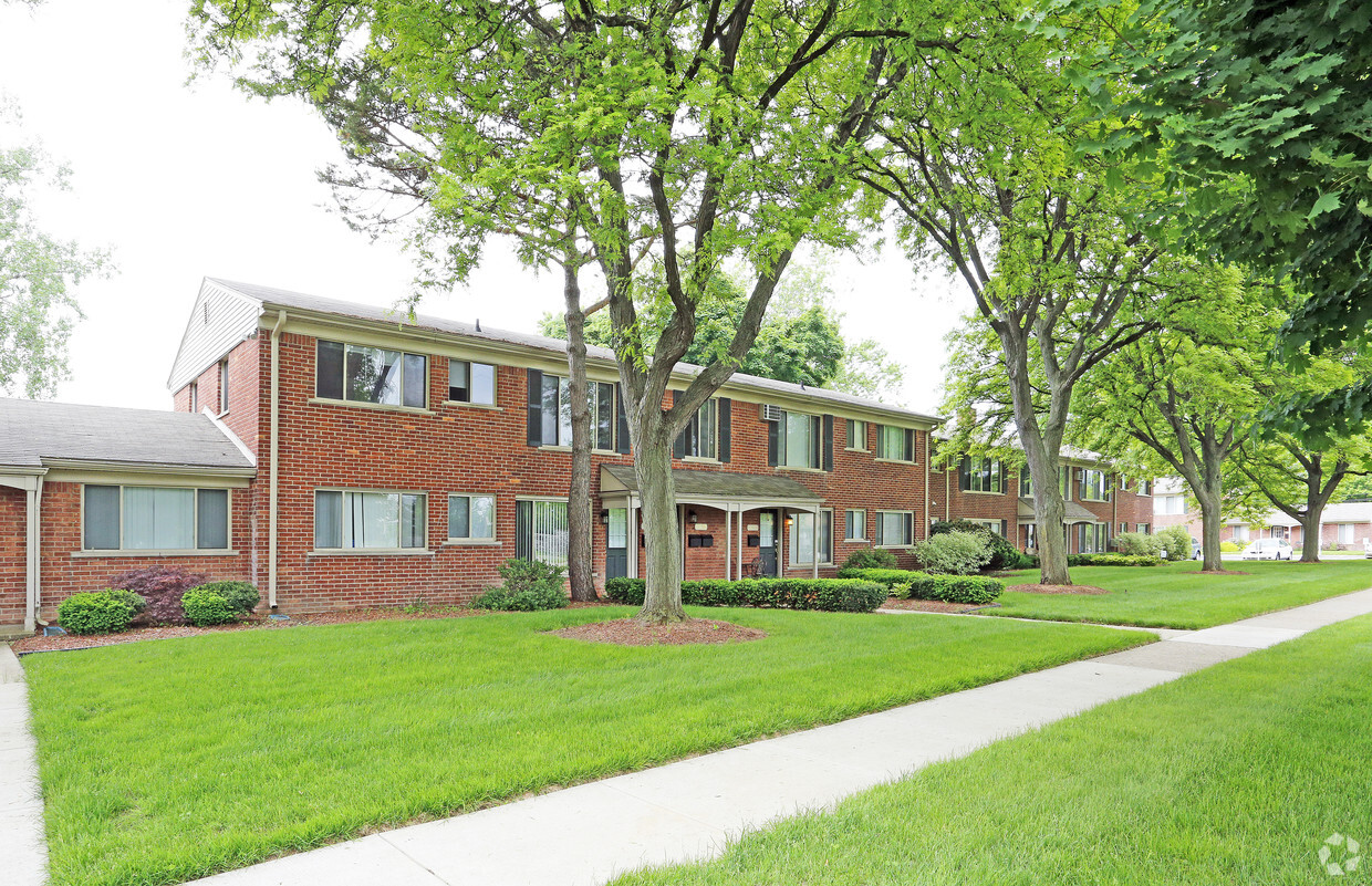 Primary Photo - Pinewood Court Condominiums