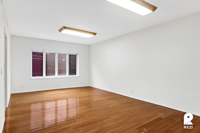 Building Photo - 65 Scholes St