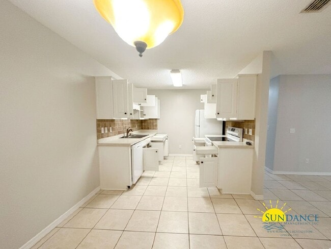 Building Photo - Charming 2-Bedroom Home in Mary Esther Near Hurlburt Field!