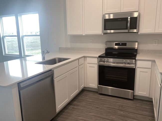 Building Photo - New 3/2.5 End Unit Townhouse!