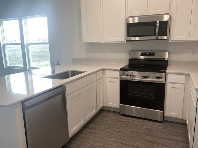 Foto del edificio - New 3/2.5 End Unit Townhouse!