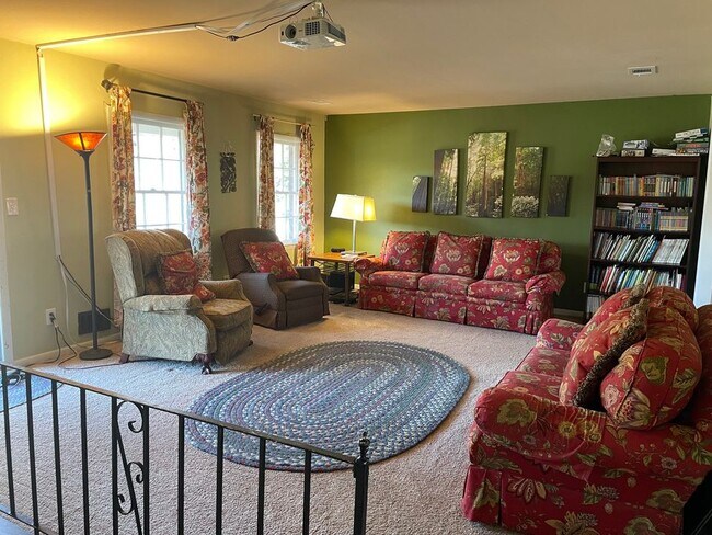 Shared furnished living room - 475 Brookwood Dr