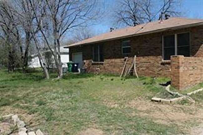 Building Photo - Charming 2,1 home coming available soon!