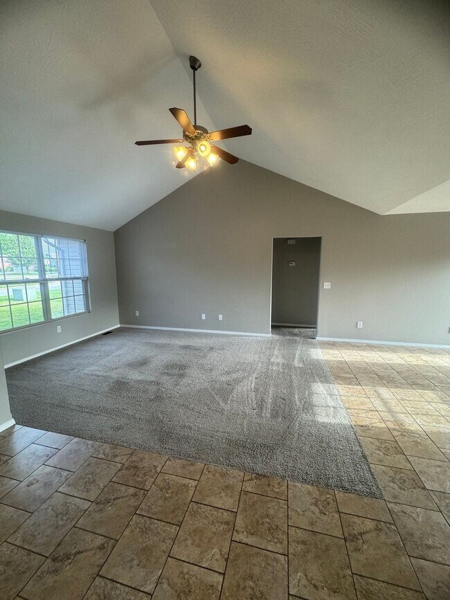 Building Photo - Beautiful 3 bedroom 2 full bath 2 car gara...
