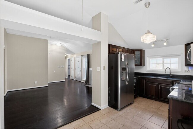 Building Photo - 47950 Mayflower Dr