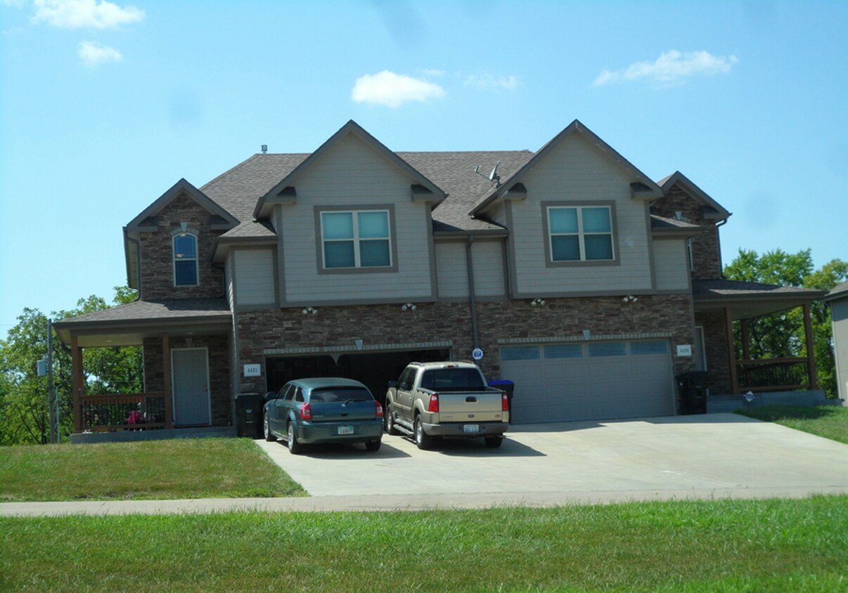 Foto principal - Beautiful, large 3BR 3.5 bth duplex with f...