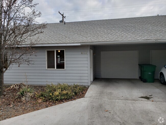 Building Photo - 1202 West Entiat Avenue