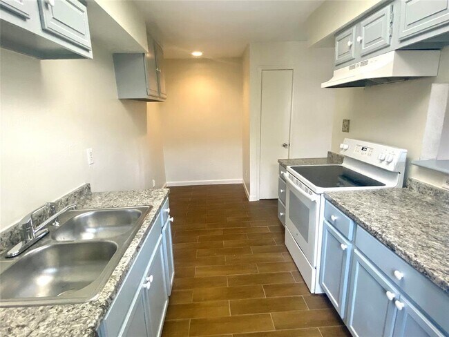 Foto del edificio - 7700 Creekbend Dr