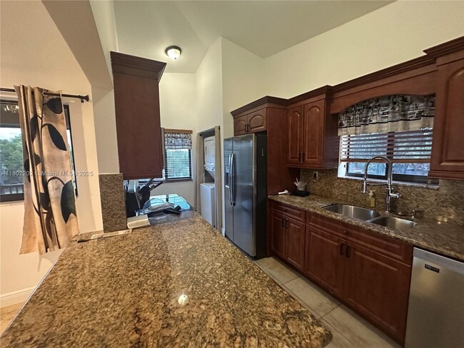 Building Photo - 15489 N Miami Lakeway