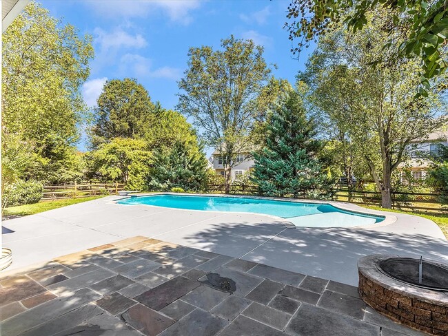 Building Photo - 1713 Dearbought Dr