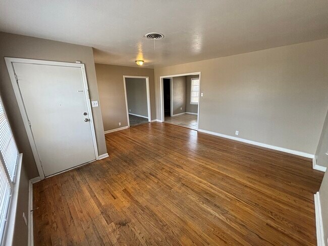 Building Photo - 3 bed 1.5 bath, move in ready!