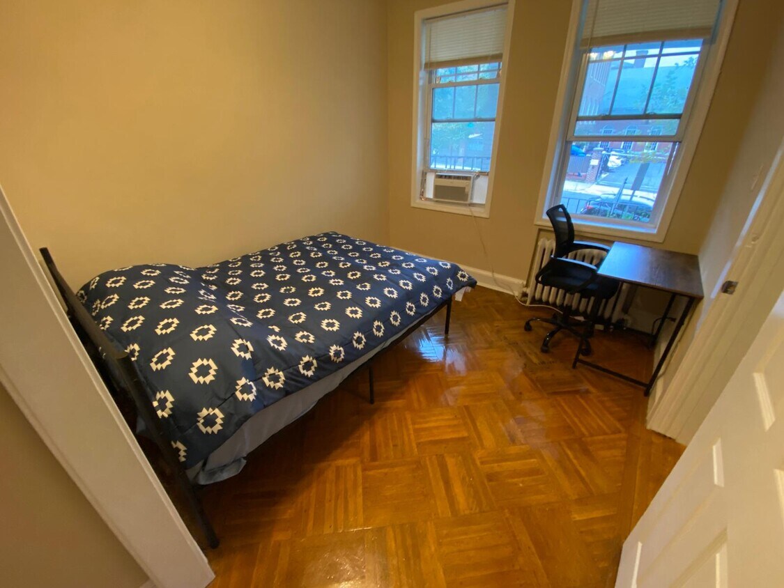 Foto principal - 4003 8th St NW