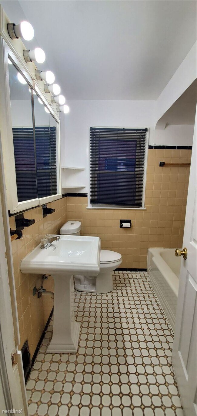 Building Photo - 3 br, 1 bath House - 18297 Faust Ave