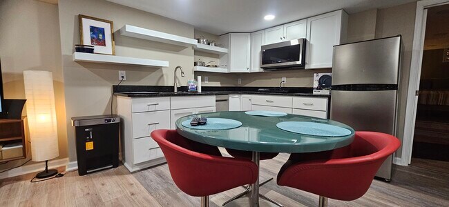 Foto del edificio - 4633 Kernwood Ave