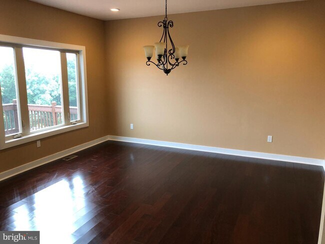 Building Photo - 325 Overlook Ln