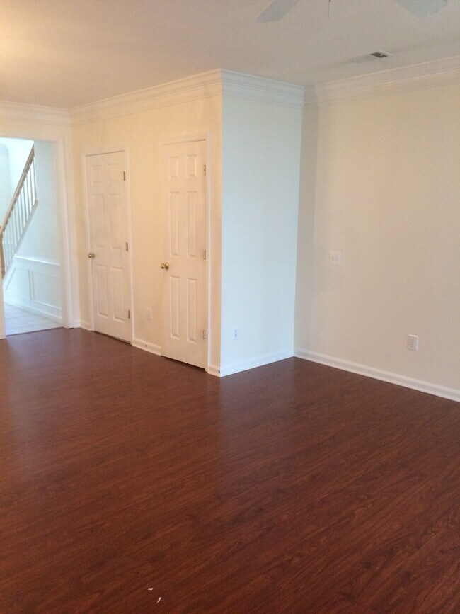 Foto del edificio - 7028 Falls Reach Dr