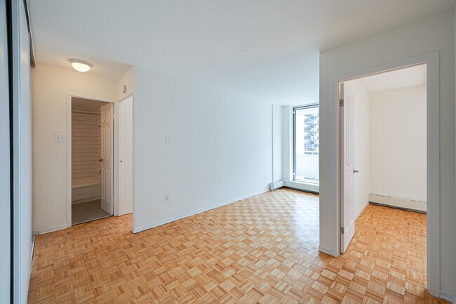 Photo du bâtiment - 80 Cosburn Ave