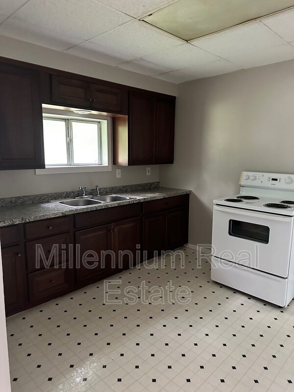 Building Photo - 71 Bentley St