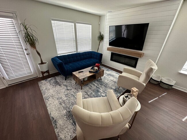 Building Photo - 3/2/2 Beautiful home located on large corn...