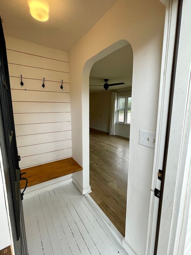 Foto del edificio - Beautifully Renovated 4-Bedroom Home Near West Blvd