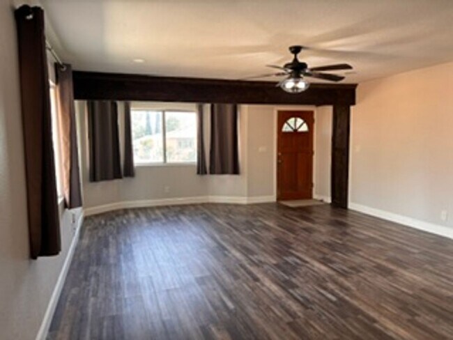 Building Photo - Beautiful Remodeled Home in Tehachapi!