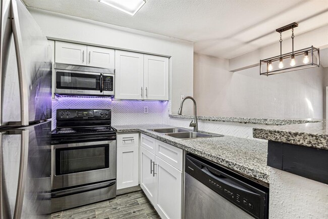 Building Photo - 16800 Sugar Pine Dr