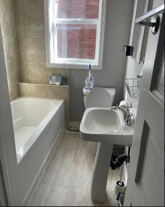 tub+shower - 334 Flora St