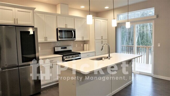 Building Photo - 3 Bedroom Newer Construction House Close t...