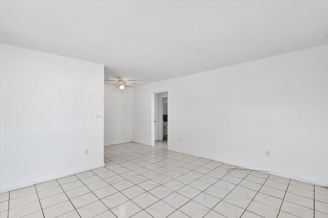 Building Photo - 16100 NE 19th Ct