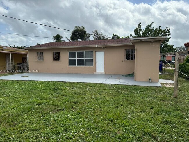 Building Photo - 121 NE 170th St