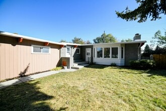 Building Photo - 2217 Cherry Dr