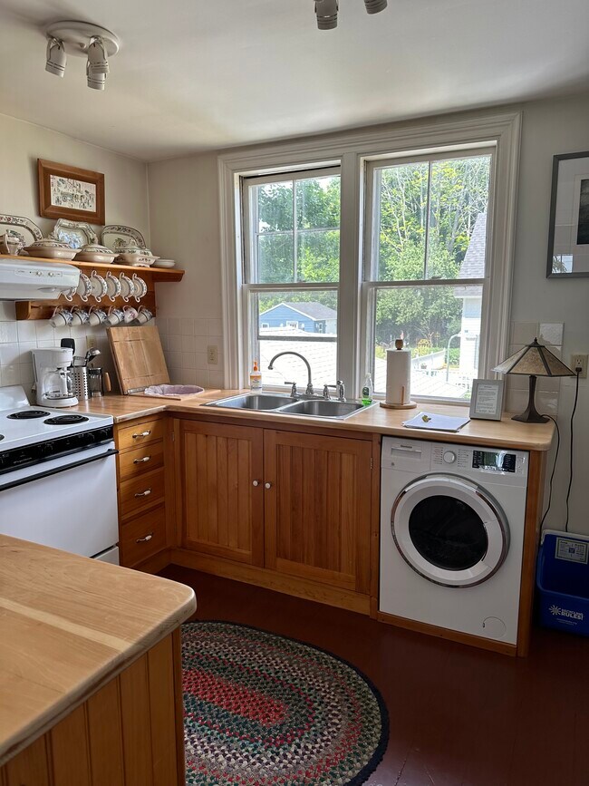 El lado derecho de la cocina. - 4 Bayview Sq