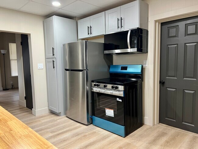 Foto del edificio - 647 Wooster Rd W