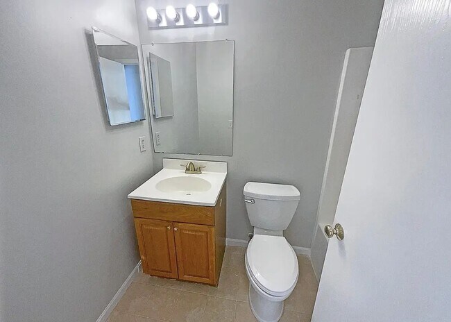 Foto del edificio - Beautiful 2 bed 2 bath with updated kitchen