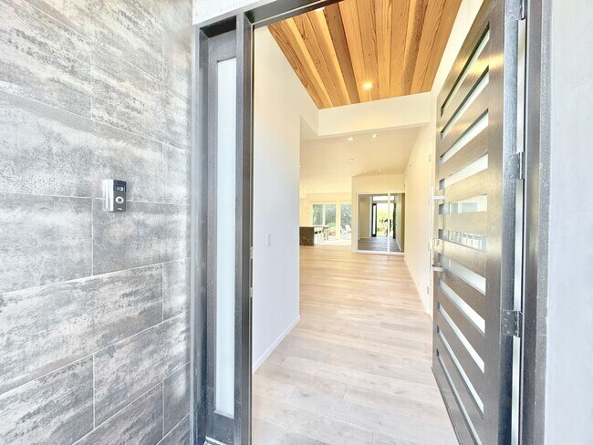 Foto del edificio - Beautiful Zen inspired modern 3 Bed + 3 Bath House + Garage + Private Yard