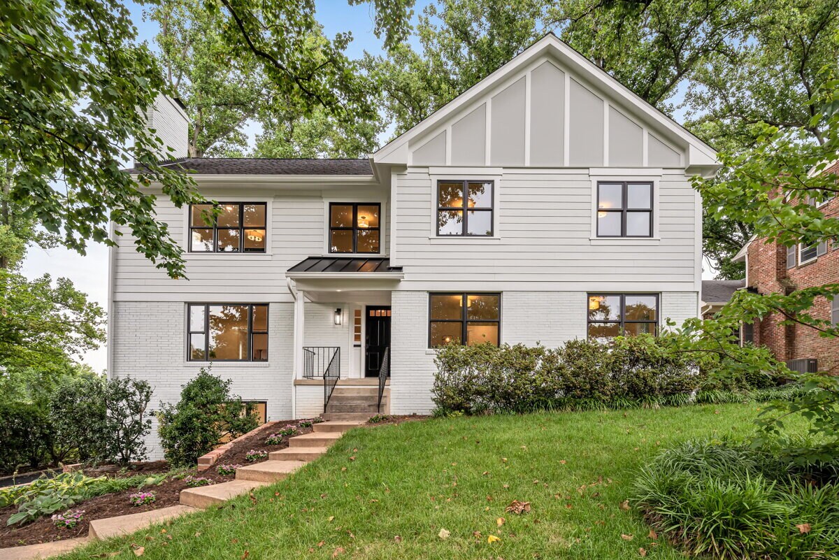 Foto principal - "Luxurious 6-Bed, 6-Bath Arlington Retreat...